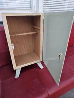 Vintage Poppen Kleertjeskastje, Minder dan 50 cm, Vintage, Ophalen of Verzenden, Minder dan 25 cm