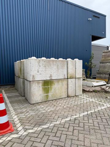 Stapelblokken 160x40x80 beschikbaar voor biedingen