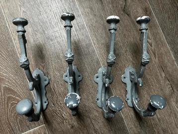 Set van 4 kapstokhaken beschikbaar voor biedingen