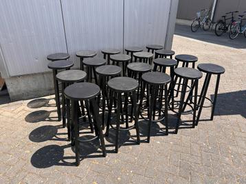 Barkrukken houten zittingen krukken kroeg café keet  beschikbaar voor biedingen
