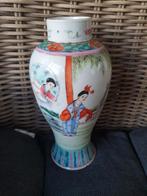 Antieke Chinese vaas met handgeschilderde figuren, Antiek en Kunst, Antiek | Vazen, Ophalen of Verzenden