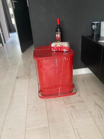 Vintage industriele prullebak rood beschikbaar voor biedingen