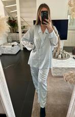 Luxe satijnen dames pyjama lichtblauw zwarte stip M 38 NIEUW, Ophalen of Verzenden, Zo goed als nieuw, Maat 36 (S)