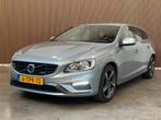 Volvo V60 T3 150pk R Design 2014 / Navi / Cruise / Trekhaak, Auto's, Volvo, Voorwielaandrijving, 74 €/maand, Zwart, 4 cilinders