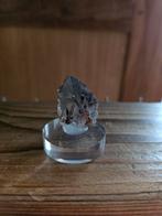 Rookkwarts kristal met rode epidot op display, Ophalen of Verzenden, Mineraal