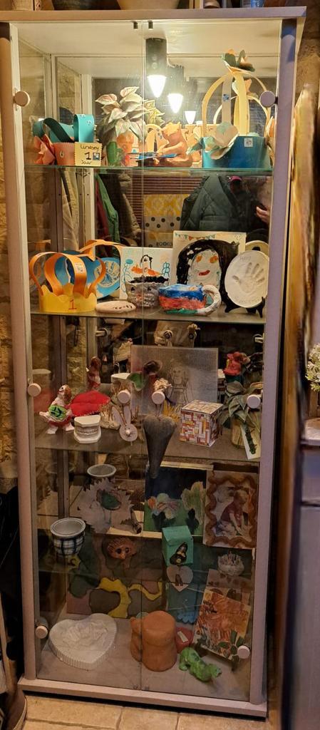 Vitrinekast kleur beuken, Huis en Inrichting, Kasten | Vitrinekasten, Zo goed als nieuw, 150 tot 200 cm, 50 tot 100 cm, 25 tot 50 cm