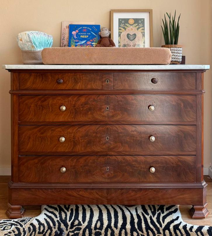 Antieke commode / ladekast marmer blad, Kinderen en Baby's, Kinderkamer | Commodes en Kasten, Zo goed als nieuw, 90 tot 105 cm