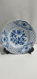 Meissen bord met open gewerkte motieven, Antiek en Kunst, Antiek | Servies los, Ophalen of Verzenden