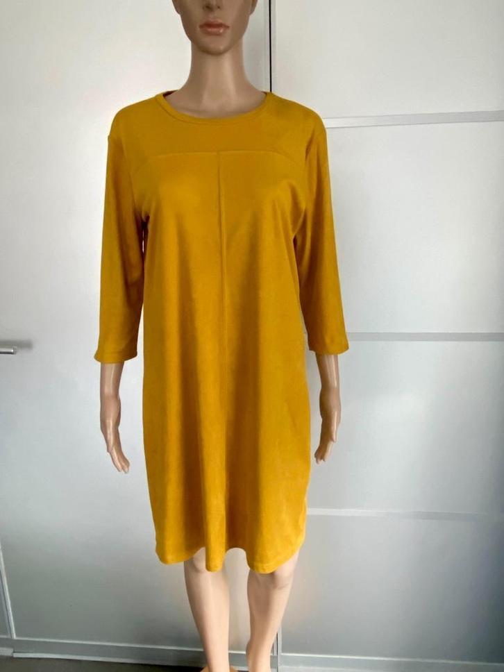 J44 Suedine jurk maat 40=M jurkje oker-geel, Kleding | Dames, Jurken, Zo goed als nieuw, Maat 38/40 (M), Geel, Knielengte, Ophalen of Verzenden