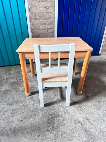 Kindertafeltje met stoel beschikbaar voor biedingen