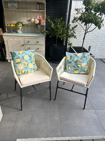Twee witte tuinstoelen beschikbaar voor biedingen