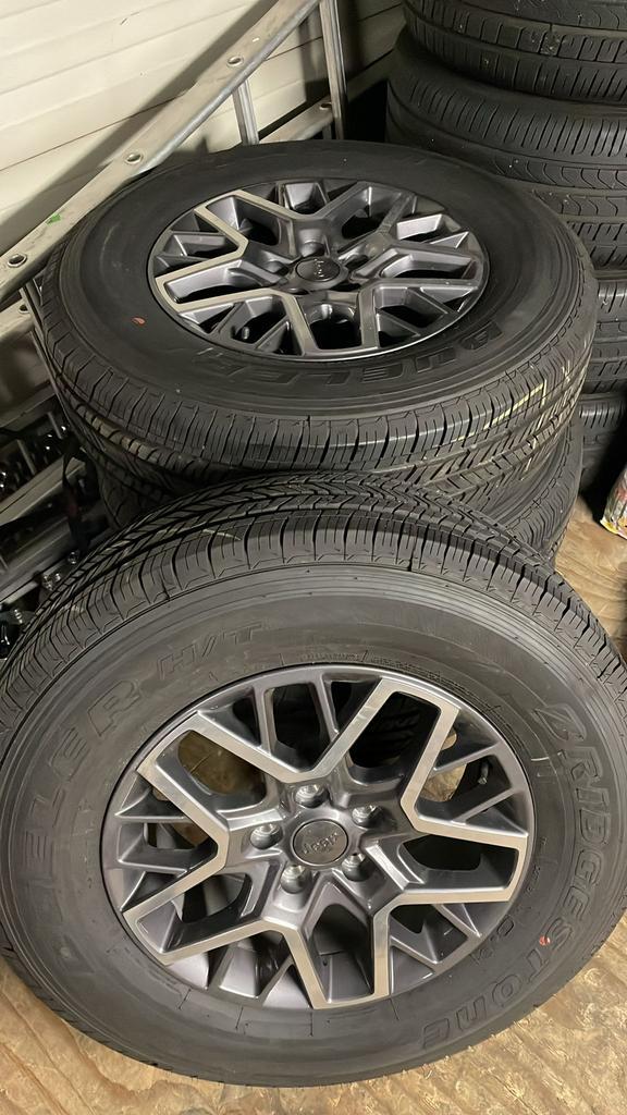 Origineel Jeep Wrangler velgen met banden 4x goed als nieuw, Auto-onderdelen, Banden en Velgen, All Season, 18 inch, Bestelwagen