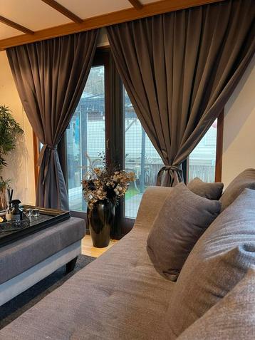 Verduisterende gordijnen met bijpassende strik beschikbaar voor biedingen
