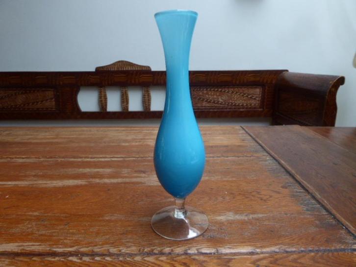 Vintage opaline vaasje in blauw, 25 cm., Antiek en Kunst, Antiek | Glas en Kristal, Ophalen of Verzenden