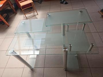 Glasbureau met metalen poten. Gebruikt  beschikbaar voor biedingen