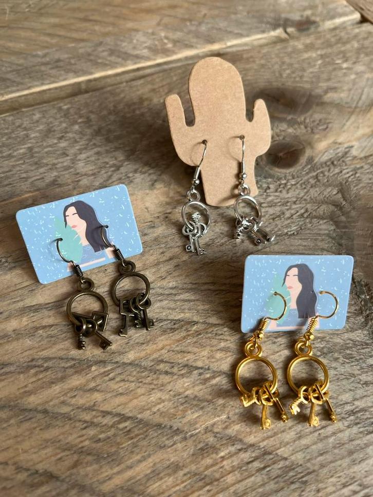 Sleutels, Sieraden, Tassen en Uiterlijk, Oorbellen, Nieuw, Hangers, Overige materialen, Overige kleuren, Ophalen of Verzenden