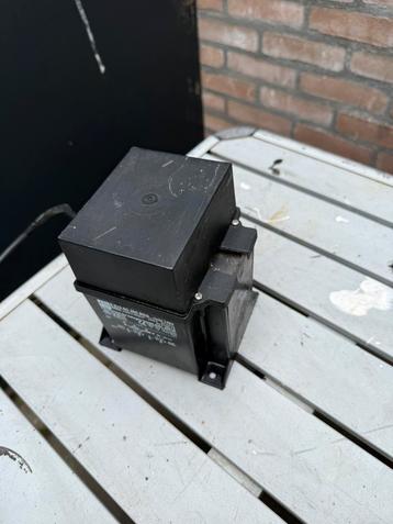 Zware halogeentrafo 300W 2x 11,6V beschikbaar voor biedingen