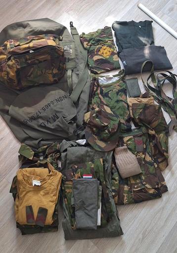 Plunjebaal met landmacht leger spullen beschikbaar voor biedingen