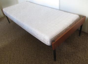 Vintage bed 1-persoons. Teak en metaal. Mid century. Deens beschikbaar voor biedingen