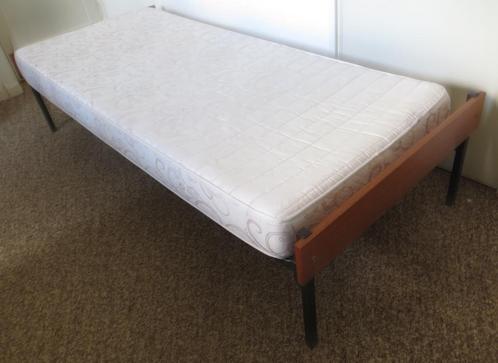 Vintage bed 1-persoons. Teak en metaal. Mid century. Deens, Huis en Inrichting, Slaapkamer | Bedden, Gebruikt, Eenpersoons, 80 cm