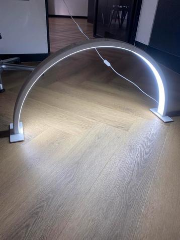 Nagelstyliste lamp beschikbaar voor biedingen