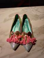 Mooie pumps met klosjes maat 40, leuk voor de feestdagen., Kleding | Dames, Schoenen, Pumps, Ophalen of Verzenden, Zo goed als nieuw