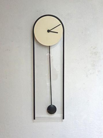 Wandklok strak met slinger beschikbaar voor biedingen