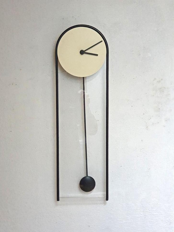 Wandklok strak met slinger, Huis en Inrichting, Woonaccessoires | Klokken, Gebruikt, Wandklok, Analoog, Ophalen of Verzenden