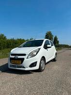 Chevrolet Spark 1.0 Bifuel 2013 Wit, Auto's, Voorwielaandrijving, Stof, Zwart, 4 cilinders