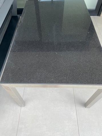 Stijlvolle granieten tuintafel met RVS onderstel beschikbaar voor biedingen