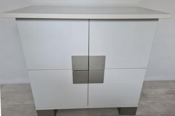 Mooie witte commode beschikbaar voor biedingen