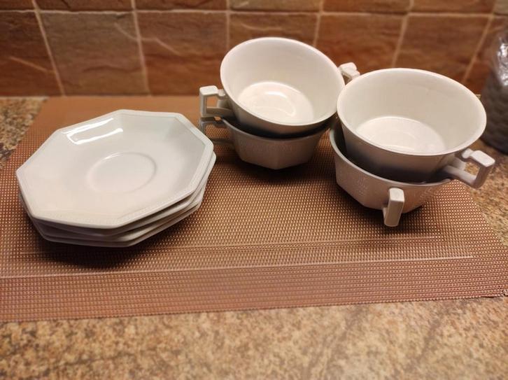 4 mooie Soepkommen met schotel. Merk: Johnson Bros, Huis en Inrichting, Keuken | Servies, Zo goed als nieuw, Kom(men), Overige stijlen
