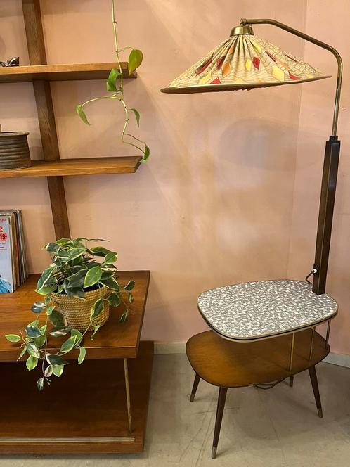 Vintage staandelamp midcentury vloerlamp met tafeltje., Huis en Inrichting, Lampen | Vloerlampen, Minder dan 100 cm, Ophalen