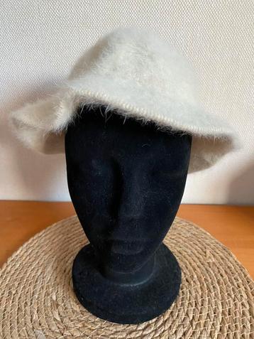 Vintage angora hoedje beschikbaar voor biedingen
