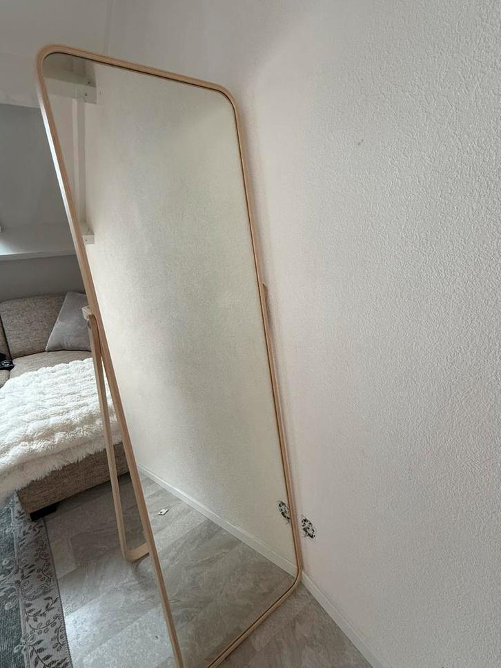 IKEA staande spiegel met houten frame, Huis en Inrichting, Woonaccessoires | Spiegels, Zo goed als nieuw, Minder dan 50 cm, 150 tot 200 cm