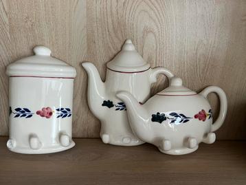 Handdoek/theedoekhaakjes, 1 heel, 2 kapot + 2 losse beschikbaar voor biedingen