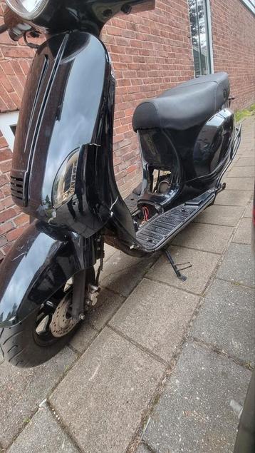 Zwarte scooter - start en remt! beschikbaar voor biedingen
