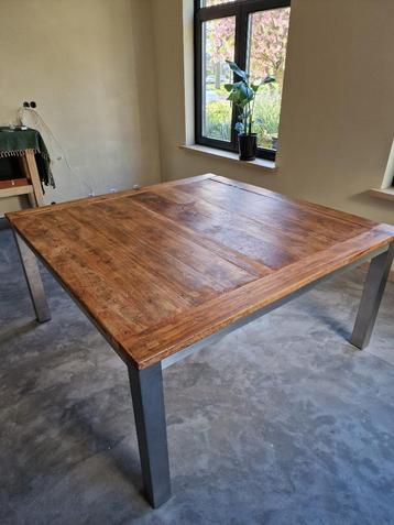 eettafel beschikbaar voor biedingen