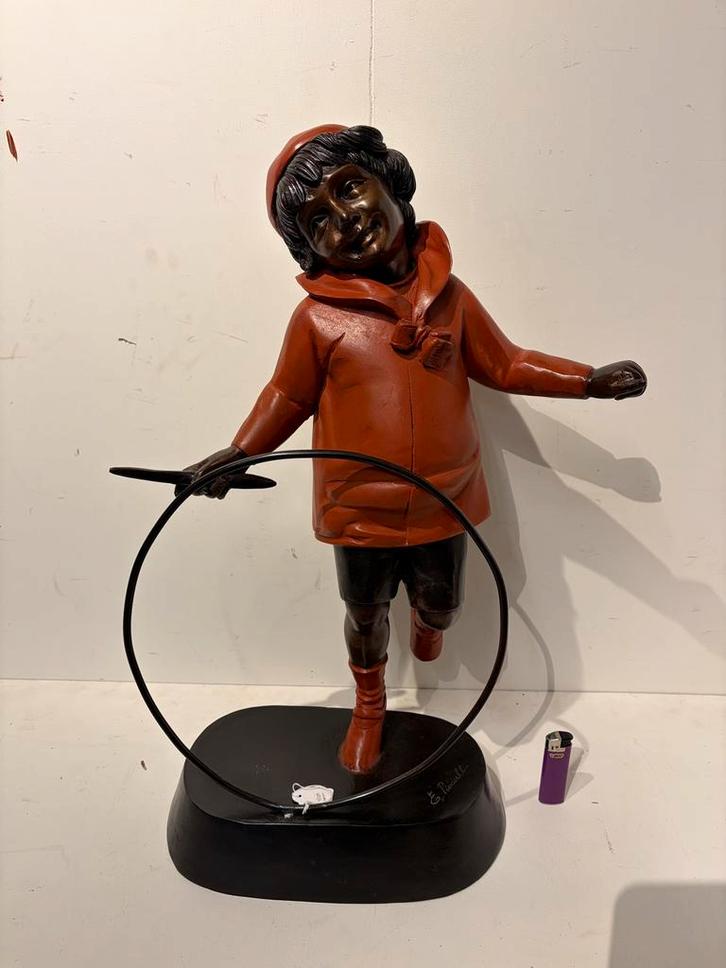 Bronzen kind met hoepel gesigneerd, Verzamelen, Beelden en Beeldjes, Zo goed als nieuw, Mens, Ophalen