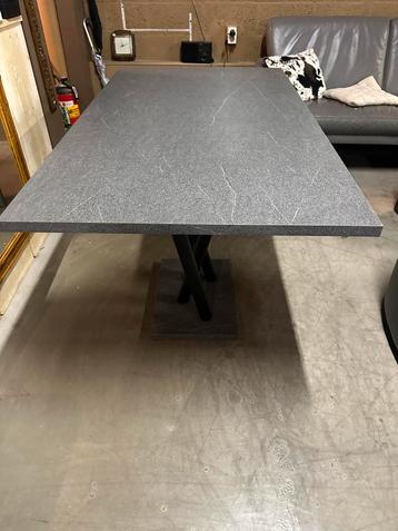 Design Eettafel beschikbaar voor biedingen