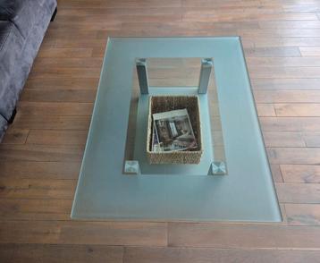 Te koop een glazen salontafel  beschikbaar voor biedingen