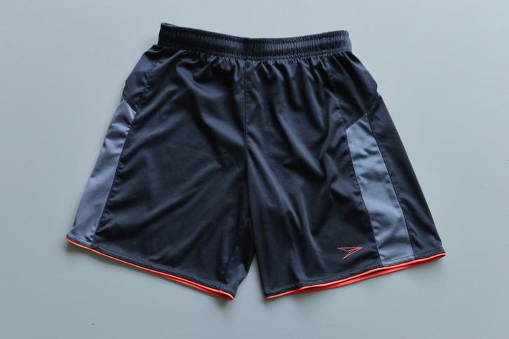 maat 152 sportbroek sport broekje zwart rode streep bies, Kinderen en Baby's, Kinderkleding | Maat 152, Gebruikt, Jongen, Sport- of Zwemkleding