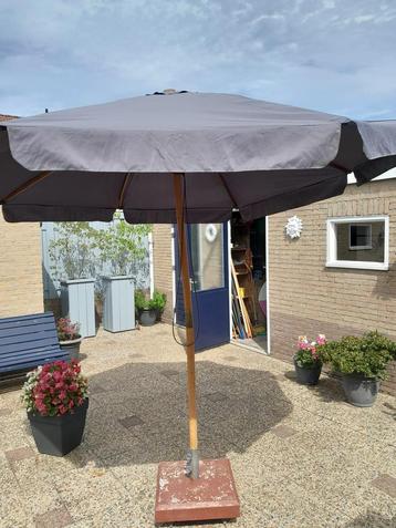 Parasol+voet beschikbaar voor biedingen