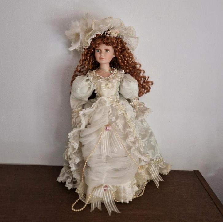 Porseleine Victoriaans aandoende sierpop licht groen, Verzamelen, Poppen, Gebruikt, Pop, Ophalen of Verzenden