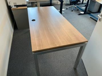 2x In Hoogte Verstelbaar Bureau - Kabelgoot beschikbaar voor biedingen