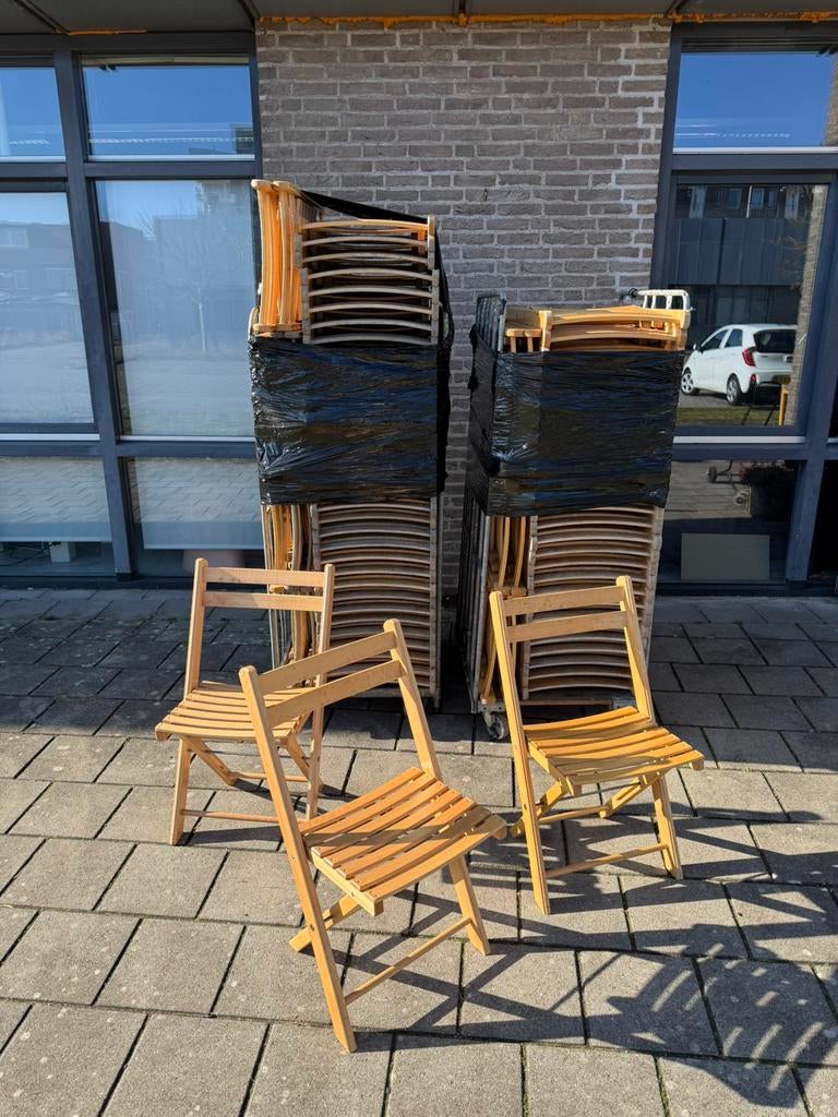 Partij van 79 vintage hardhouten klapstoelen ‘80, Gebruikt, Ophalen of Verzenden, Vijf, Zes of meer stoelen, Hout