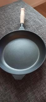 BK KOEKENPAN 28 CM HOUTEN STEEL MET OOG GAS/HALOGEEN ETC, Huis en Inrichting, Keuken | Potten en Pannen, Overige materialen, Keramische plaat