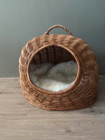Rieten kattenmand met handvat en zacht kussen beschikbaar voor biedingen