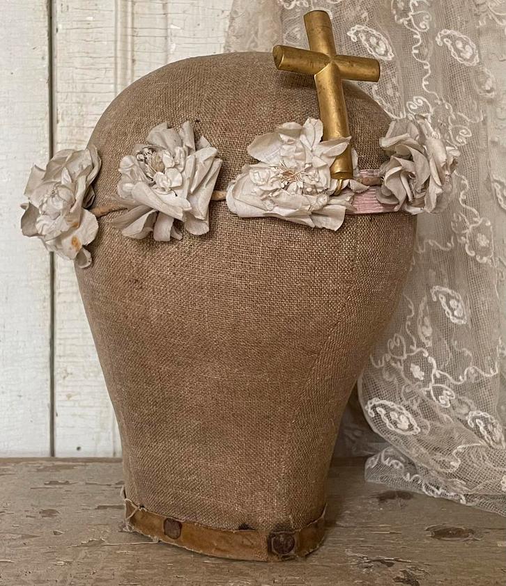 Brocante oud bloemen kransje met Kruis, Antiek en Kunst, Curiosa en Brocante, Verzenden