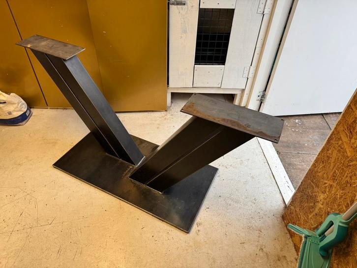 Stalen V Poot-onderstel Industrieel voor eettafel, Huis en Inrichting, Tafels | Eettafels, Gebruikt, 100 tot 150 cm, 150 tot 200 cm